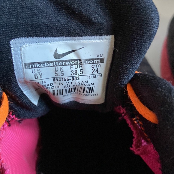 Nike size 6y shows light wear especially on ties Could use new ones - Picture 6 of 7